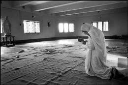 INDIA. Mother Teresa. Mother TERESA during her prayers at the Missionary of the Pure Heart in Calcutta.